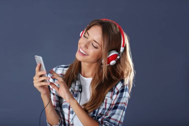 Müzik Dinleyen Kadın 
