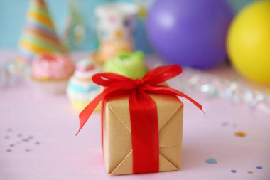 Doğum günü hediyesi Festival arka plan üzerinde