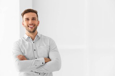 Işık arka plan üzerinde genç işadamı