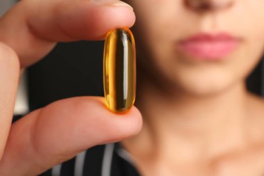 Kadın holding Omega 3 kapsül