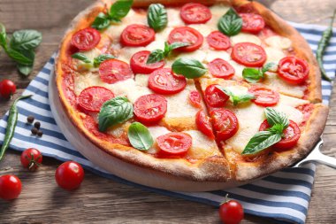 Lezzetli pizza ahşap masa üzerinde