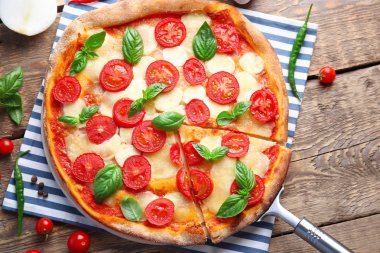 Mutfak masasında lezzetli pizza