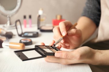 Erkek holding göz gölgeler eller 