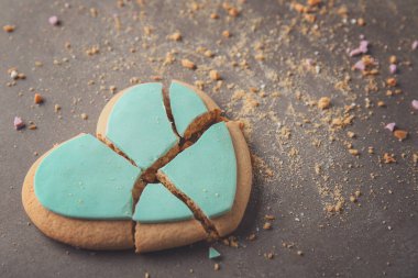 Cookie gri arka plan üzerine lezzetli kalp şeklinde
