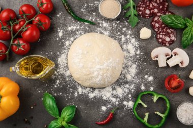Pizza malzemelerle çiğ hamur