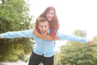 Genç çift eğleniyor.