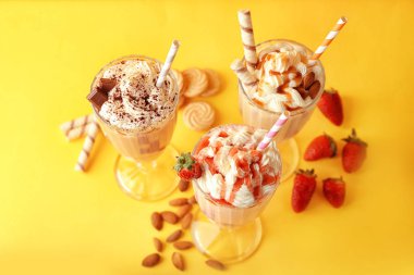Bardaklarda lezzetli milkshakes 