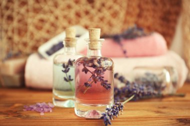 Şişe lavanta yağı ile 