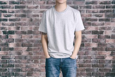 genç adam boş gri t-shirt