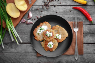 Lezzetli patates pancakes ile plaka