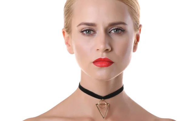 Vacker kvinna med trendiga choker — Stockfoto