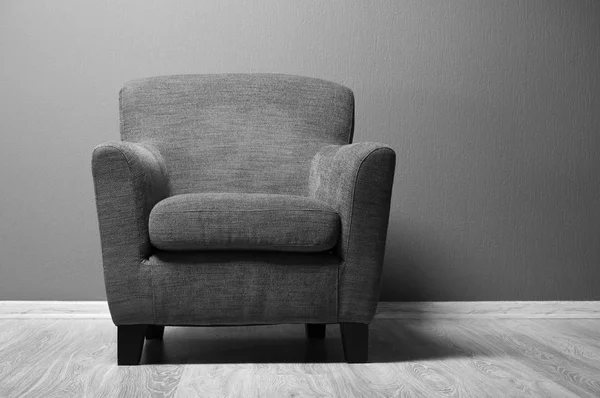Bequemer grauer Sessel — Stockfoto