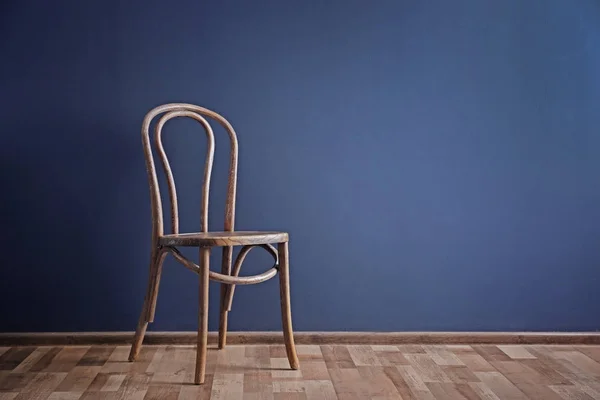 Snygg stol på vägg bakgrund — Stockfoto