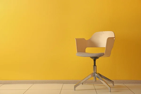 Elegante silla sobre fondo de pared —  Fotos de Stock