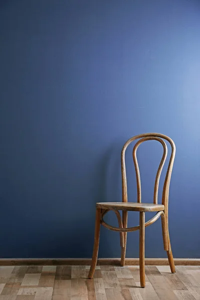 Elegante silla sobre fondo de pared —  Fotos de Stock