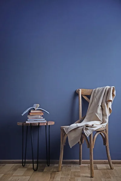 Cadeira elegante no fundo da parede — Fotografia de Stock
