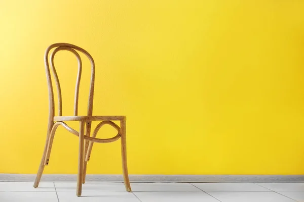 Duvar arka plan üzerinde şık sandalye — Stok fotoğraf