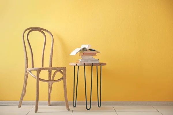 Μοντέρνα καρέκλα σε φόντο τοίχο — Φωτογραφία Αρχείου