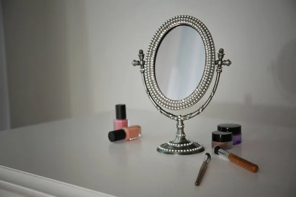 Espelho antigo e cosméticos — Fotografia de Stock
