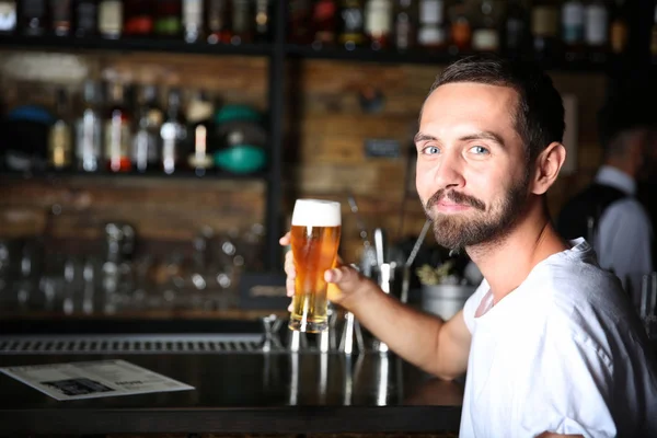 Uomo Che Beve Birra Bancone Del Bar — Foto Stock