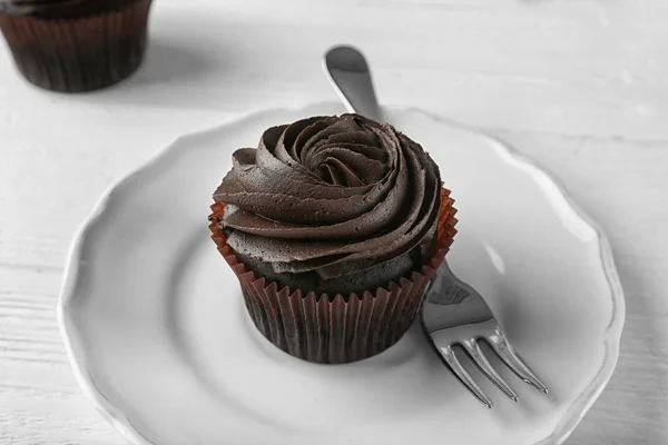 Sabroso cupcake en el plato — Foto de Stock