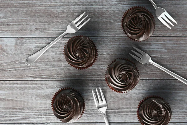 Savoureux cupcakes sur la table — Photo