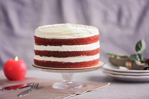 Delicioso pastel en la mesa — Foto de Stock