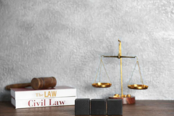 Schwarze Holzwürfel und Gesetzeskomposition — Stockfoto