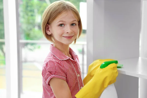 Klein meisje schoonmaken — Stockfoto