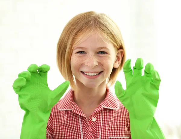 Petite fille avec des gants — Photo