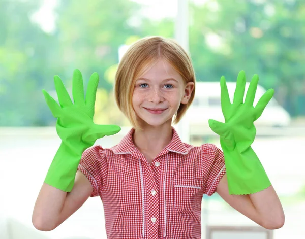 Klein meisje met groene handschoenen — Stockfoto