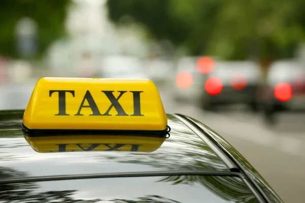 Taxi coche en la calle —  Fotos de Stock