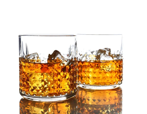 Bicchieri di whisky con ghiaccio — Foto Stock