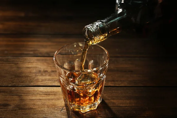 将威士忌倒入玻璃杯中 — 图库照片