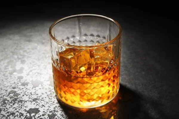 Bardak viski gri dokulu masada — Stok fotoğraf