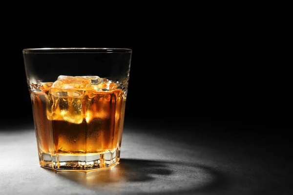 Glas Whisky auf grauem Tisch — Stockfoto