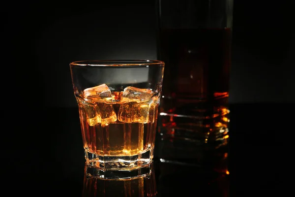 Glas whisky med is — Stockfoto