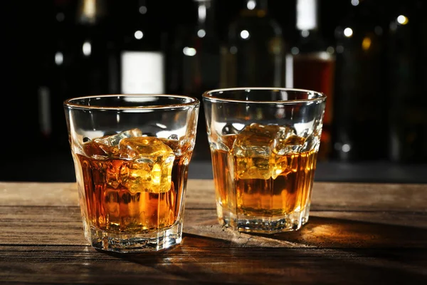 加冰的威士忌酒的眼镜 — 图库照片