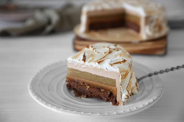 Leckerer Kuchen mit Schokolade — Stockfoto