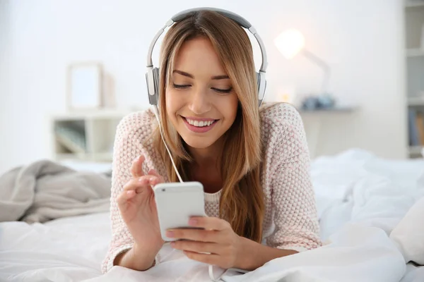 Mujer escuchando música —  Fotos de Stock