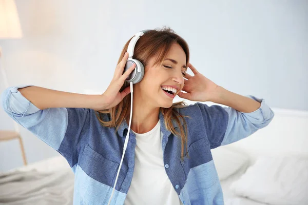 Vrouw die naar muziek luistert — Stockfoto