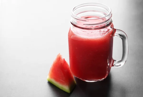 Karaf met smoothie en watermeloen segment — Stockfoto