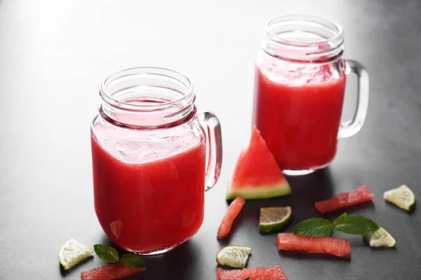 Kannen met smoothie, watermeloen — Stockfoto
