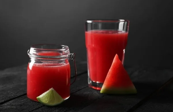 Bril met smoothie en watermeloen segment — Stockfoto