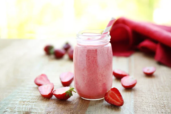 Frischer Milchshake mit Erdbeere — Stockfoto