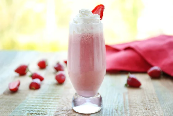 Frischer Milchshake mit Erdbeere — Stockfoto