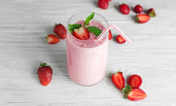 Frischer Milchshake mit Erdbeere — Stockfoto