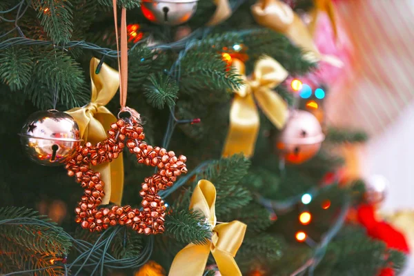 Schön geschmückter Weihnachtsbaum — Stockfoto