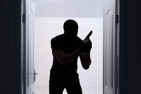Ladrão com arma — Fotografia de Stock