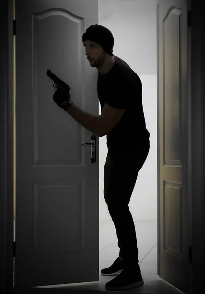 Male thief with gun — Stock Photo, Image